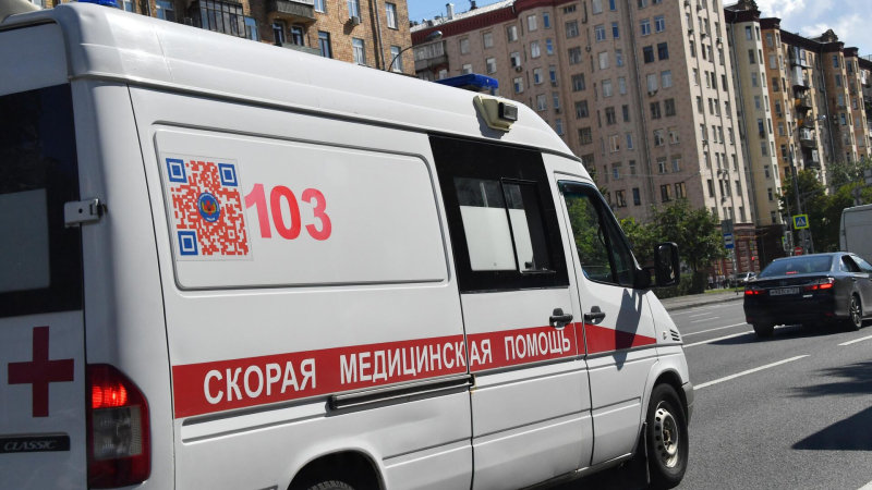 Козырек подъезда дома рухнул в центре Москвы, пострадали двое рабочих