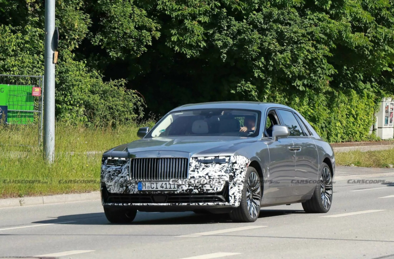 Rolls-Royce Ghost 2025: "шпионские" снимки обновленного седана
