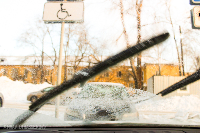 В автосервисе назвали лучший способ удаления царапин с лобового стекла в домашних условиях