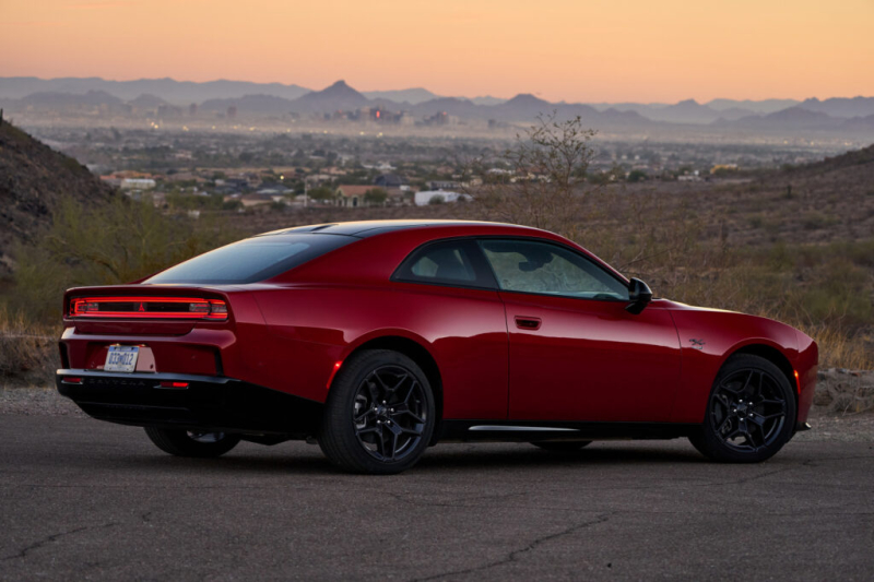 Dodge Charger 2025 выйдет на новые рынки в следующем году