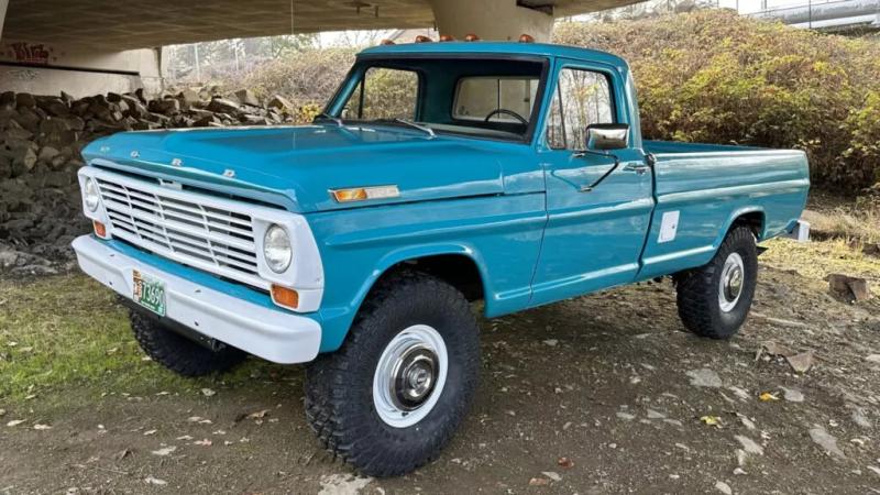 В продаже появился необыччный пикап Ford F-250 1969 года выпуска: у него обновленный V8 на 215 «лошадей» и уникальный окрас Reef Aqua