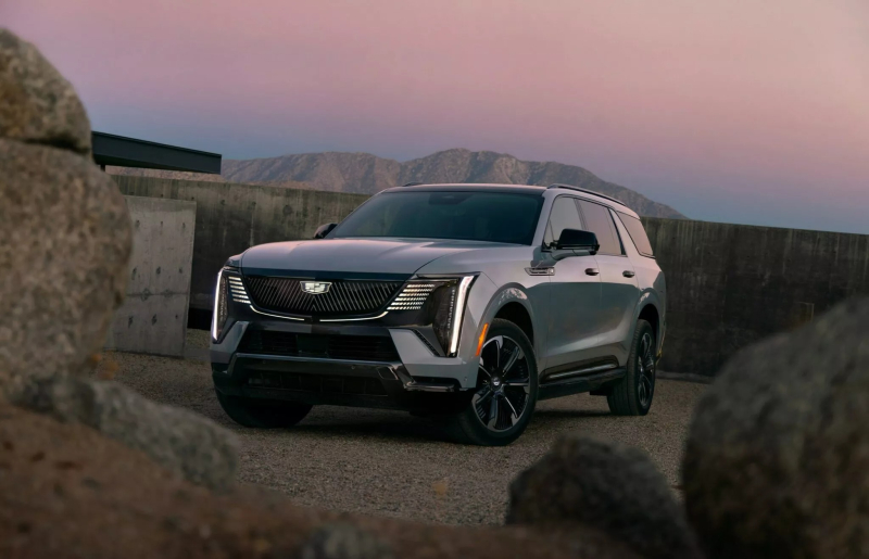 Cadillac Escalade IQL 2026: представлен удлиненный внедорожник