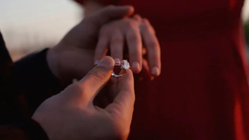 Пляж или Эйфелева башня? Где сделать предложение мечты: