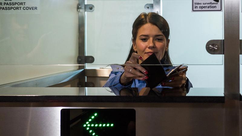 Иностранцев будут впускать в Россию по QR-коду. Что нужно сделать